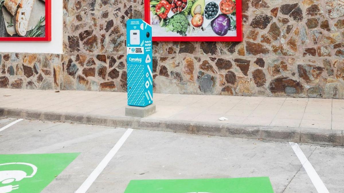 SPAR Puerto de las Nieves ofrece a sus clientes dos puntos de recarga para vehículos eléctricos.
