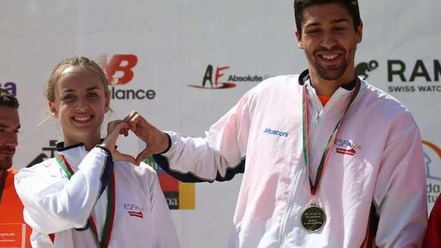 Cristóbal Rodríguez y Celia Tortosa con su medalla de oro en el Mundial de Láser Run de Portugal.