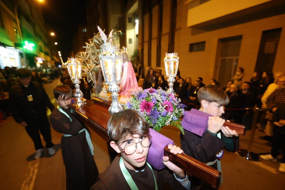 Los niños y jóvenes de las diferentes cofradías y hermandades de la Semana Santa de Vila-real fueron ayer los protagonistas de la peculiar procesión.