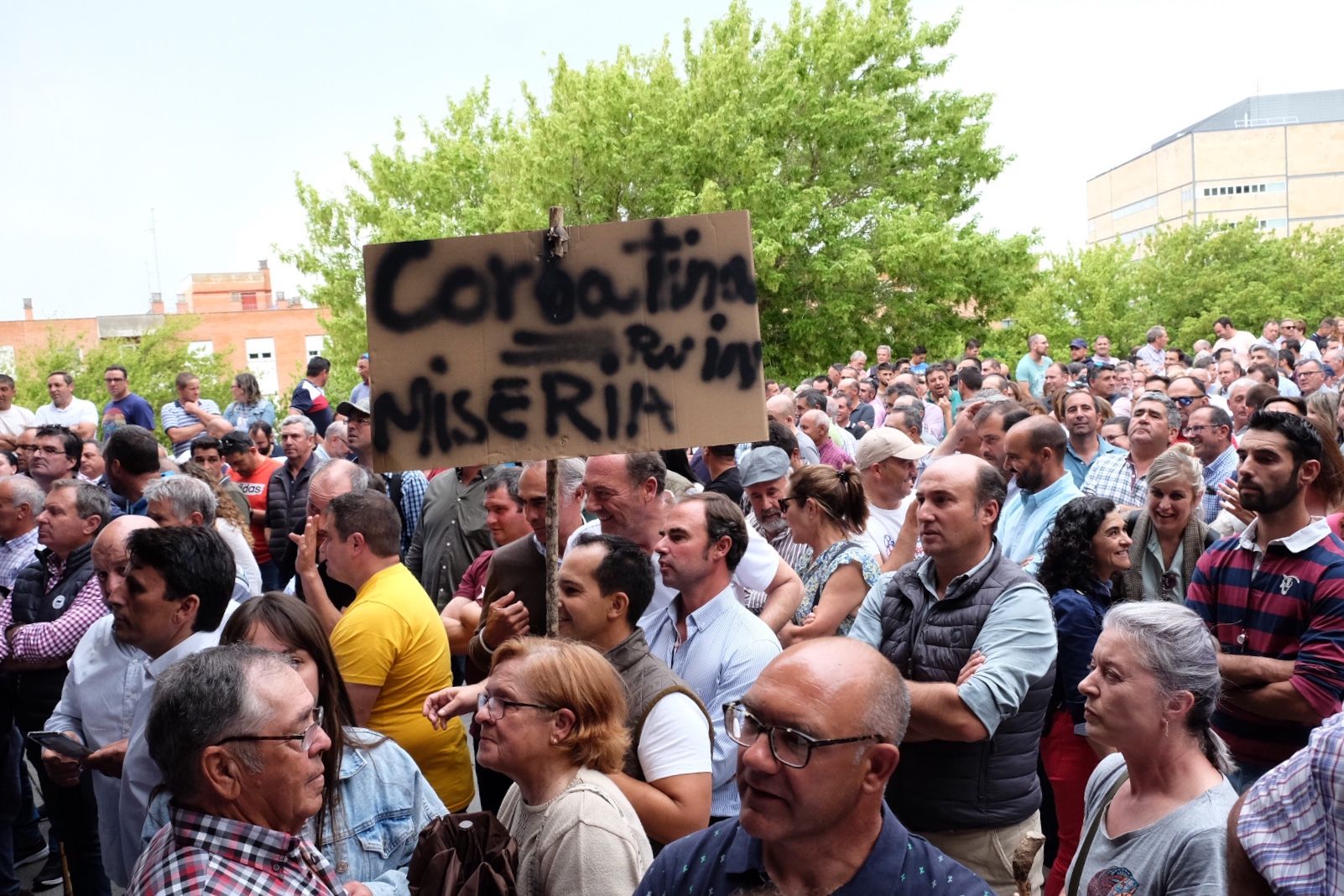 GALERÍA: Así ha sido la tensa protesta de los ganaderos frente a la Delegación de la Junta en Salamanca