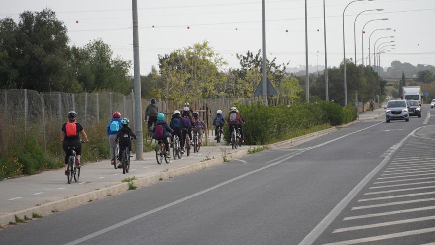 Alumnos del CEIP Ses Cases Noves de Marratxí inauguran la ruta ciclista y cultural &#039;Pedals de fang&#039;