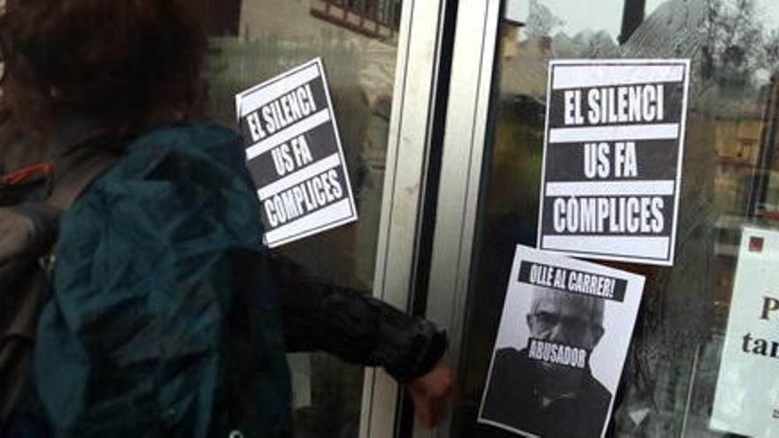 Alumnes de l&#039;Institut del Teatre enganxen cartells a la porta del centre per denunciar el dilluns 22 de febrer de 2021