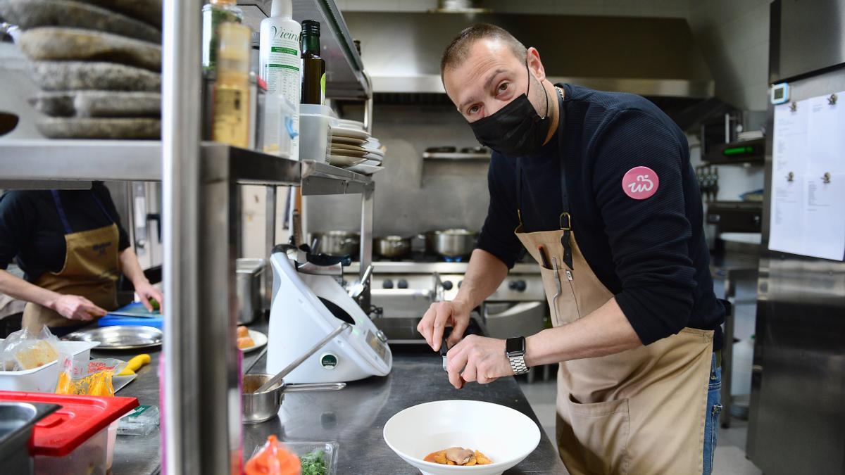 Juan José Piris, en la cocina del Parada de la Reina.