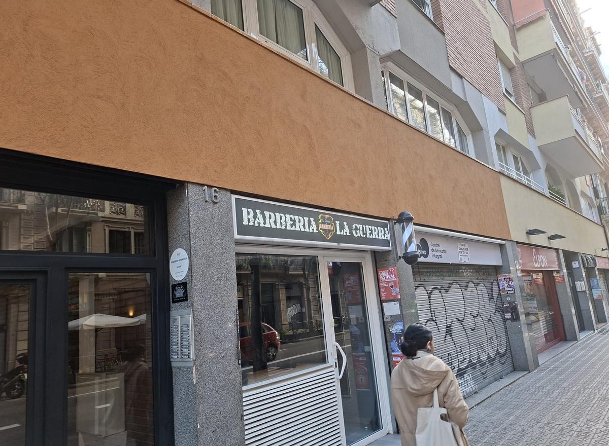 Bloque de viviendas en Entença donde algunas oficinas se utilizan como vivienda.