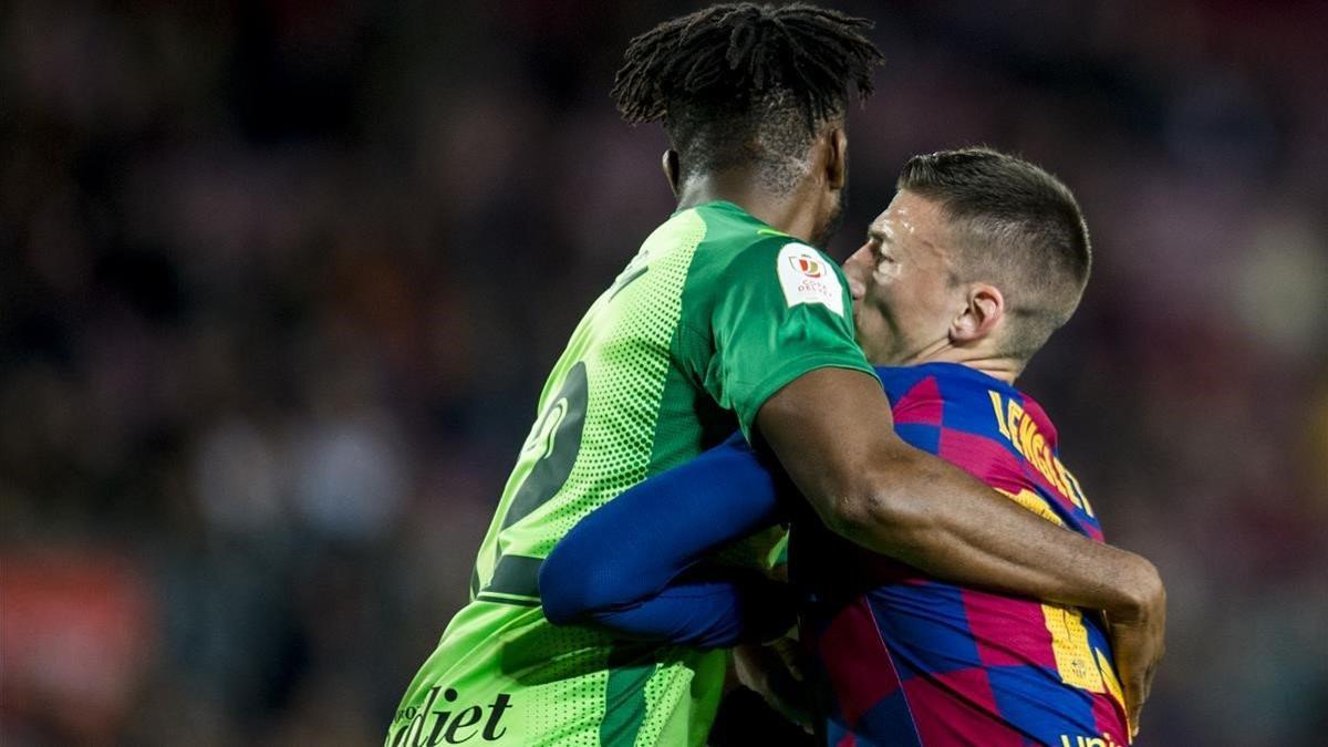Awaziem bloquea el desmarque de Lenglet en un corner  durante el partido de copa del rey entre el FC Barcelona (Barca) y el Leganes