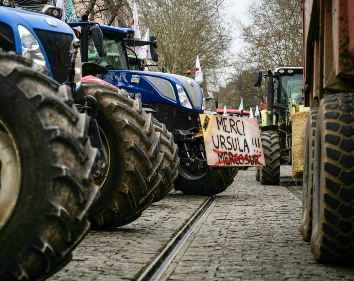 La indústria aplaudeix, el camp protesta