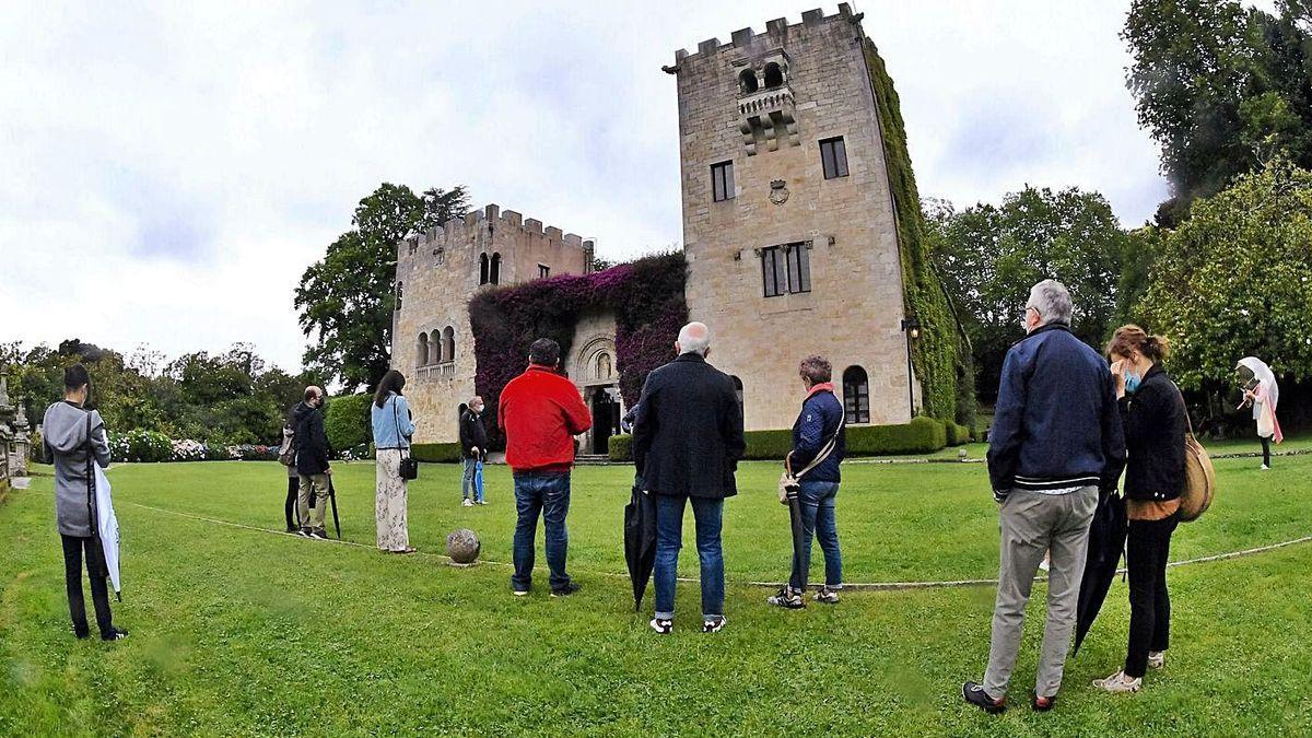 Un grupo de personas, de visita en el pazo de Meirás este verano.