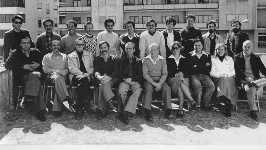 Llanos Lozano, en la foto de candidatura del PSOE al Ayuntamiento de Ibiza del año 1979 (hilera inferior, cuarta por la derecha) .