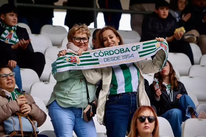 Córdoba CF-Granada: las imágenes de la afición blanquiverde en El Arcángel