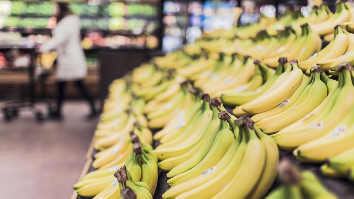 Plátanos en un supermercado.