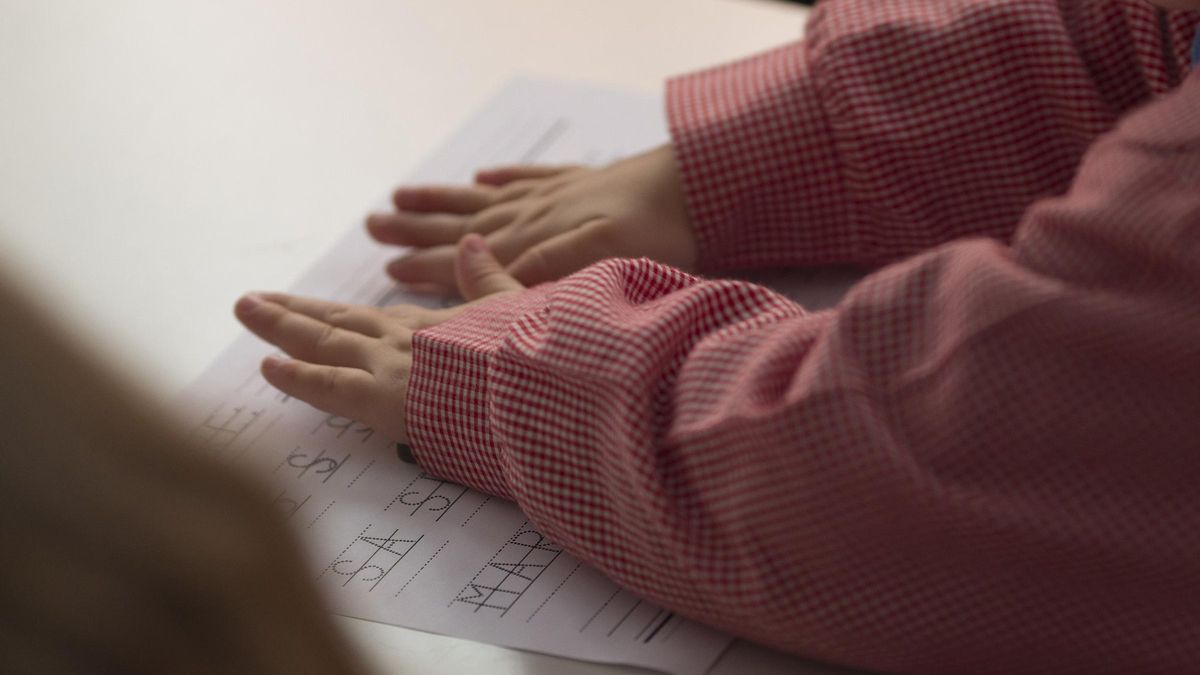 Una alumna de Educación Infantil realiza una de las tareas de clase.