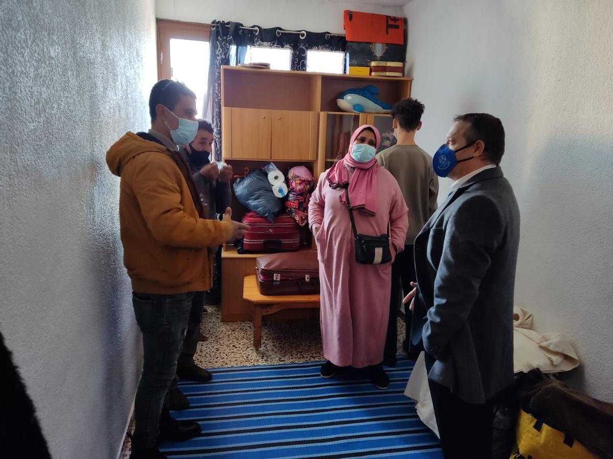La familia, este martes por la mañana en la vivienda.
