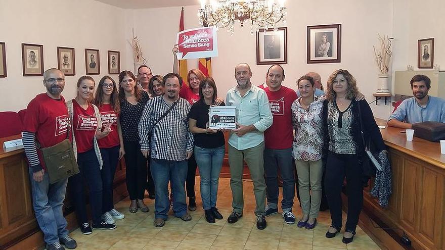 Miembros de la corporación municipal, ayer, tras declarar al municipio como antitaurino.