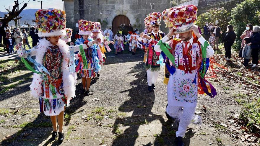 Las madamas y galáns anticipan el Entroido con una presentación por las parroquias de Vilaboa