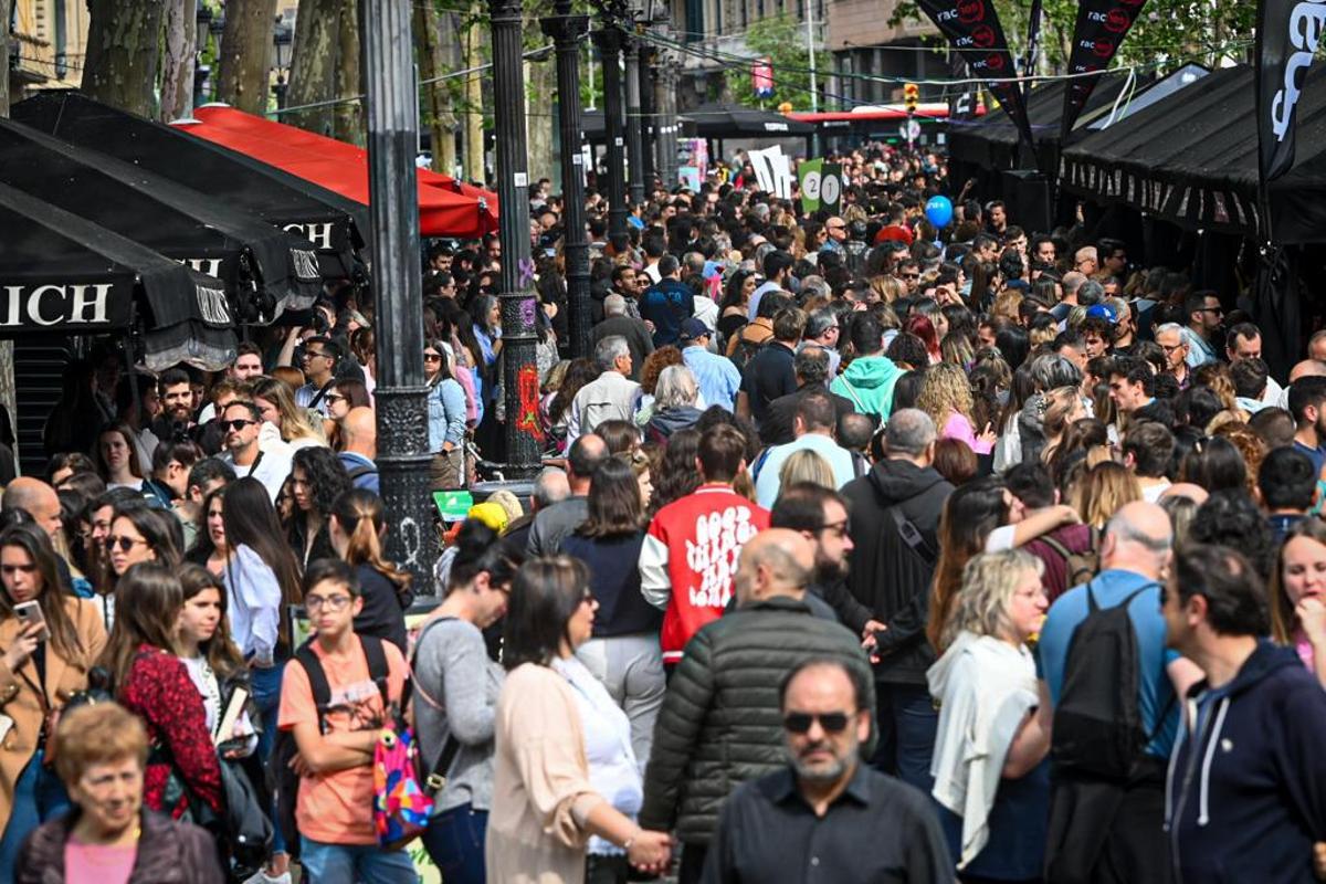 Calles abarrotadas en el centro de Barcelona por Sant Jordi