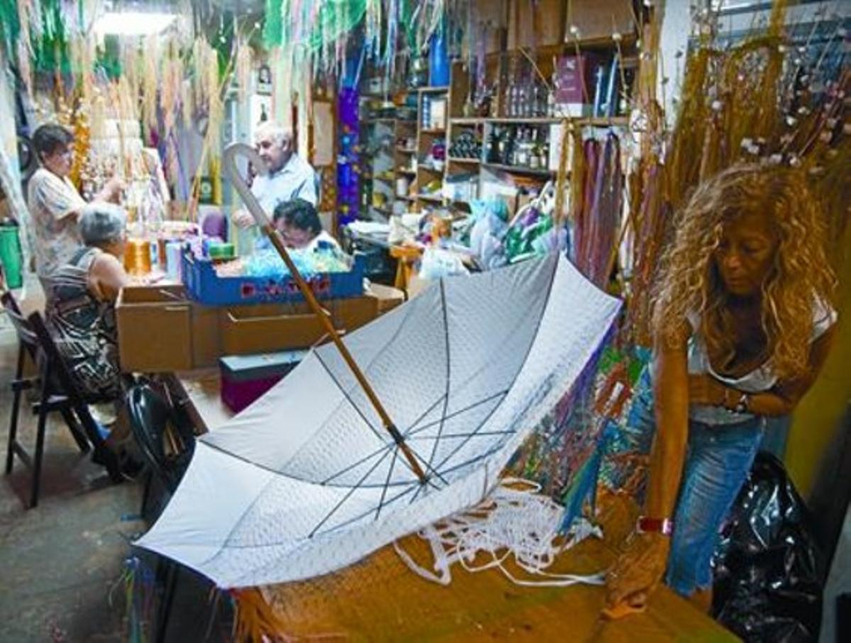 Veïns del carrer de Joan Blanques, de Gràcia, enllestien divendres els decorats per a la festa d’aquest any.