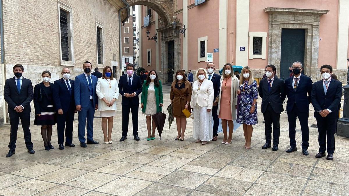 Mazón posa con Català y Bonig antes de la Missa d&#039;Infants