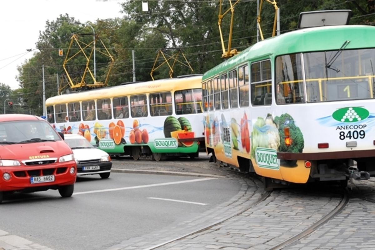 Tranvías con la publicidad de Anecoo, en los años noventa.