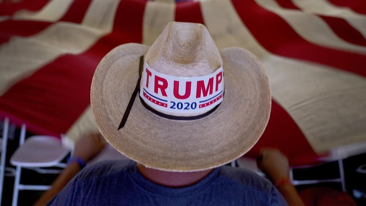 zentauroepp55746498 president trump supporters wave a flag during an election wa201104052953