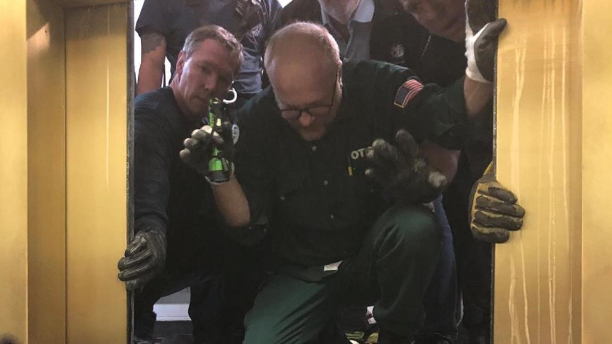 Los bomberos en la operación de rescate de Chicago.