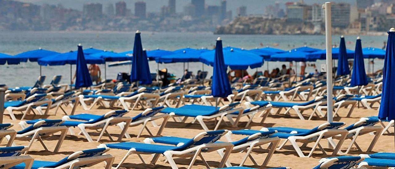 Playa semivacía en Benidorm este verano, una inusual imagen del 1 de agosto.