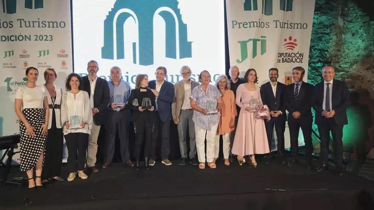 Autoridades y galardonados en la última edición de los Premios Turismo, celebrada en Olivenza.