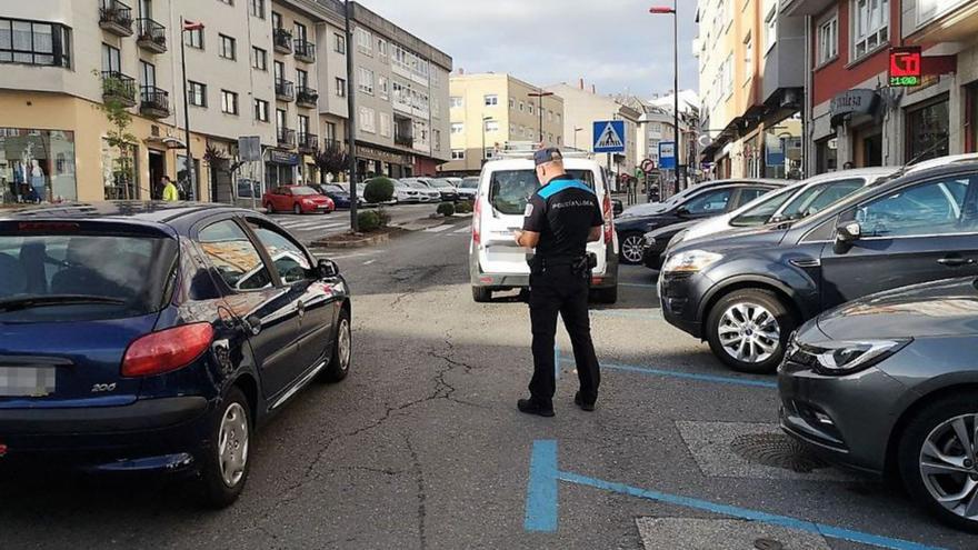 La doble fila en Costa da Tapia se concentra sobre todo junto al ‘super’