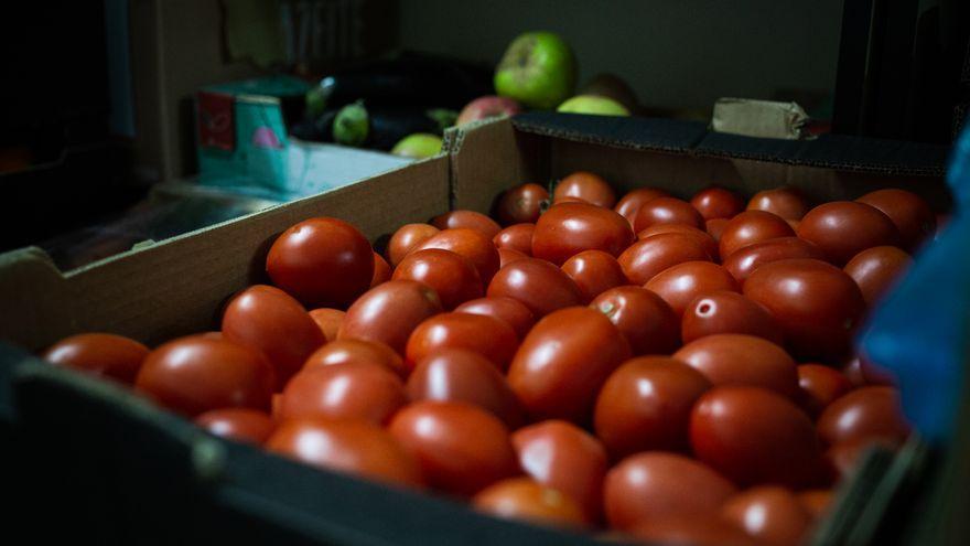 En su despensa, Farmacéuticos Solidarios preparan cestas con alimentos y comidas para personas que están en apuros económicos.