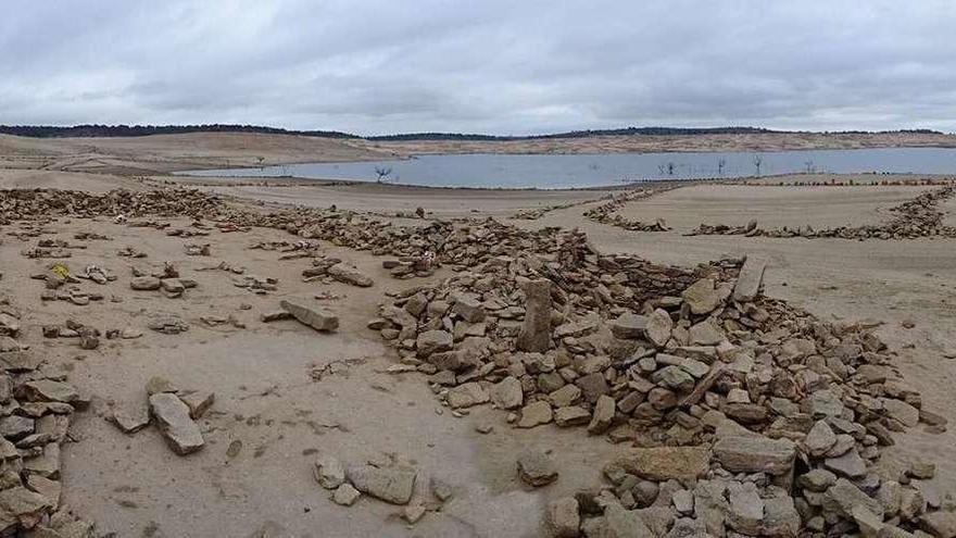 Cruces instaladas sobre el cementerio de Argusino, al descubierto por el descenso del agua embalsada en Almendra.