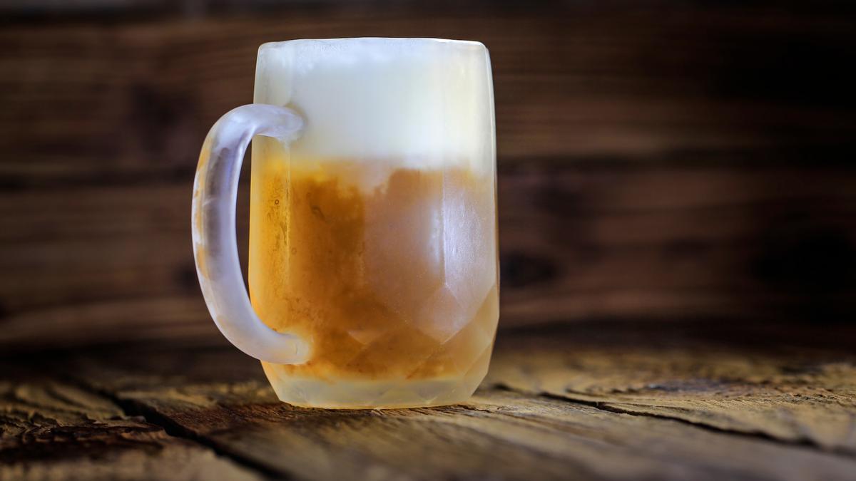 Cerveza helada: Combatir la ola de calor con una cerveza en jarra helada no  es bueno: expertos explican los motivos