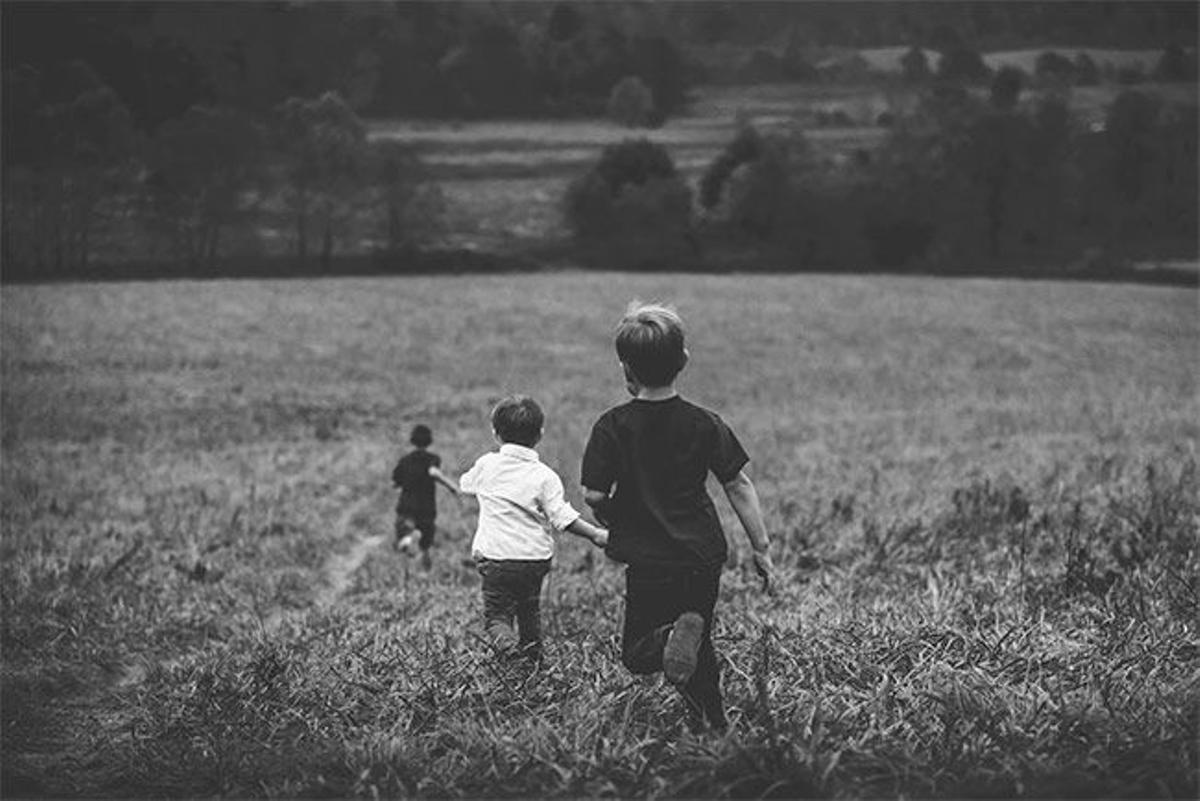 Niños jugando al aire libre