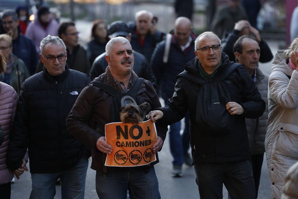 Gijón. Manifestación de vecinos de La Calzada por el tráfico de camiones