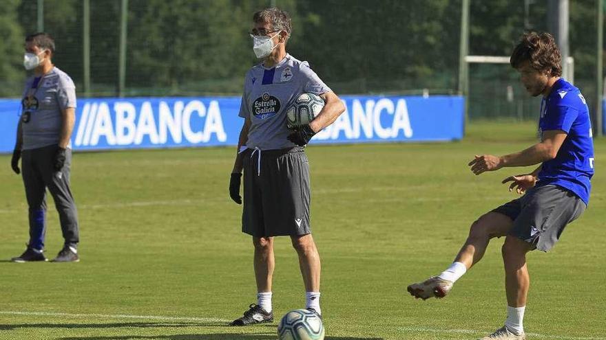 Fernando Vázquez, en el centro, durante la jornada matinal de ayer en Abegondo.