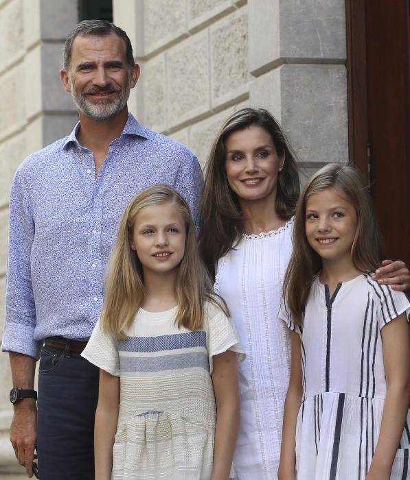 LOS REYES Y SUS HIJAS, LEONOR Y SOFÍA, VISITAN ...