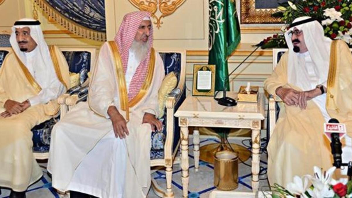 El gran muftí saudí (centro) conversa con el rey Abdulá, durante una audiencia real, el 29 de septiembre.