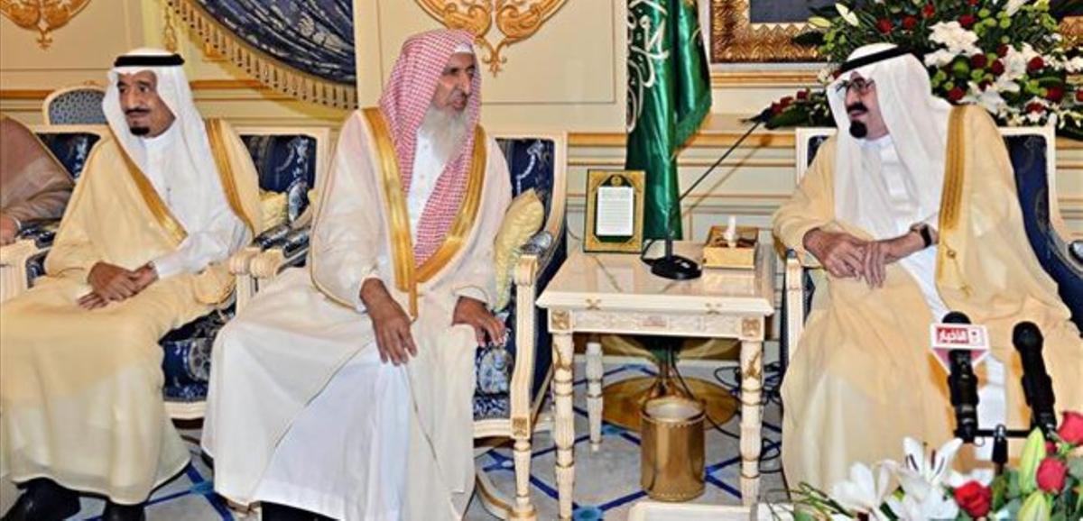 El gran muftí saudita (centre) conversa amb el rei Abdul·là, durant una audiència reial, el 29 de setembre. El gran muftí saudita (centre) conversa amb el rei Abdul·là, durant una audiència reial, el 29 de setembre.