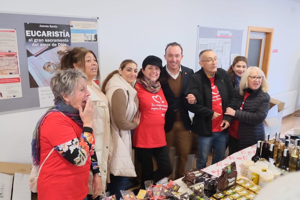 Alejandro Ruiz junto a voluntarias de Cáritas antes del emotivo encuentro este jueves en la sede de la calle Cauce