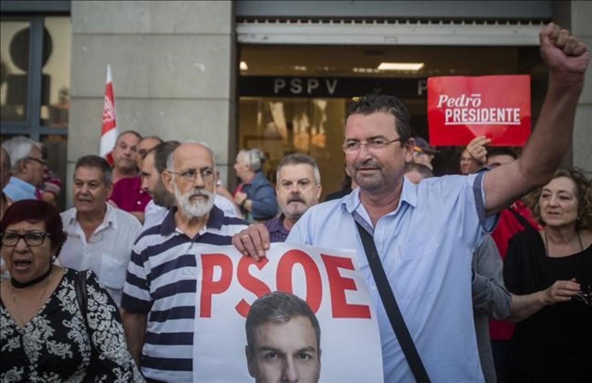 Militantes del PSOE se concentran en apoyo de Pedro Sánchez ante la sede socialista en València.