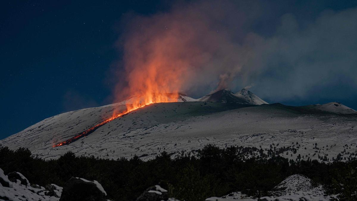 La lava fluye sobre la nieve en el volcán Etna