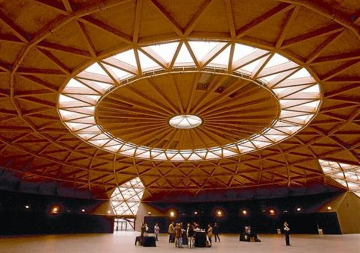 Espectacular sala d’actes construïda sota la cúpula que culmina el centre comercial Les Arenes, ahir.