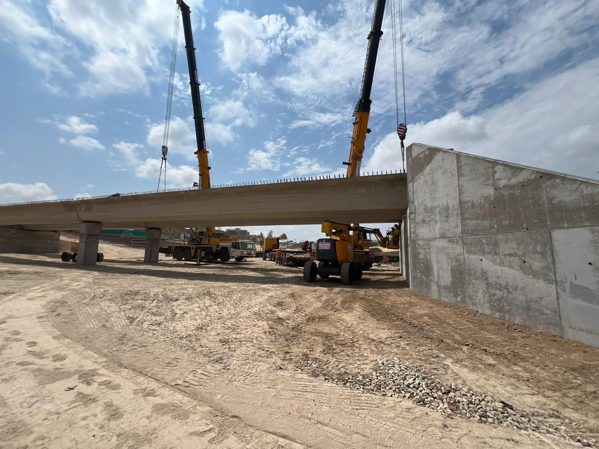 Ya faltal menos para completar el nuevo puente sobre la CV-95 en San Miguel de Salinas