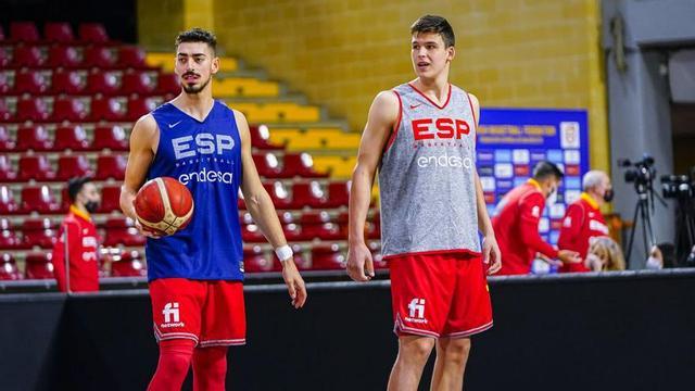Josep Puerto y Jaime Pradilla, en un entrenamiento con la selección española de baloncesto.  | EFE