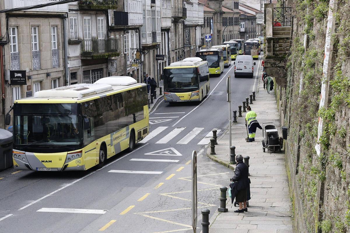 ‘Peregrinación de autobuses urbanos en la Virxe da Cerca en hora punta
