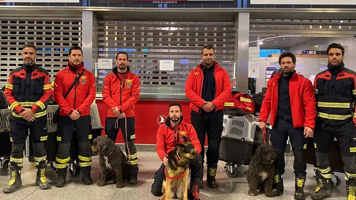 Bomberos del Consorcio preparados para embarcar en una misión de rescate anterior.