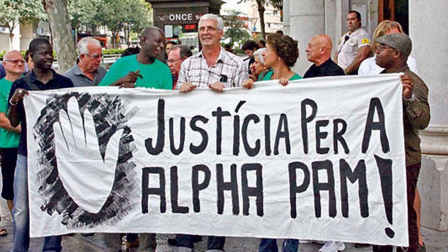 Los manifestantes desplegaron una pancarta frente a la puerta de los juzgados de Palma.