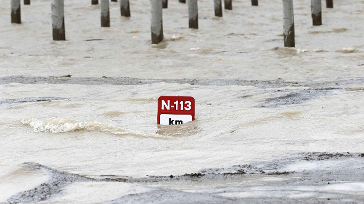 El Ebro se desborda en Navarra, provocando cortes de carretera y anegando campos en la comunidad foral.