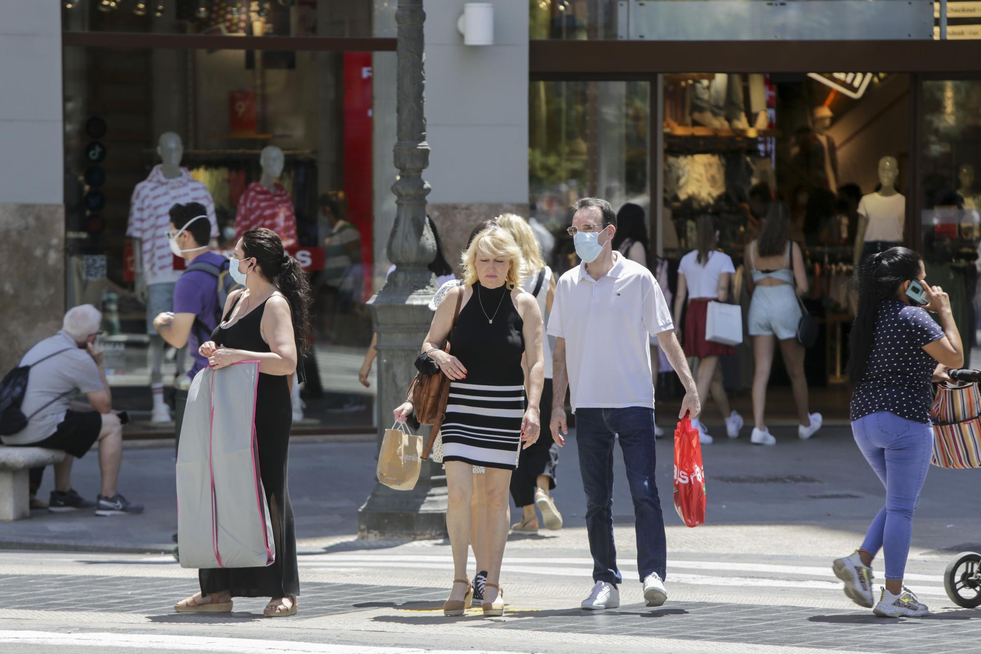 Valencia no se quita la mascarilla en plena calle