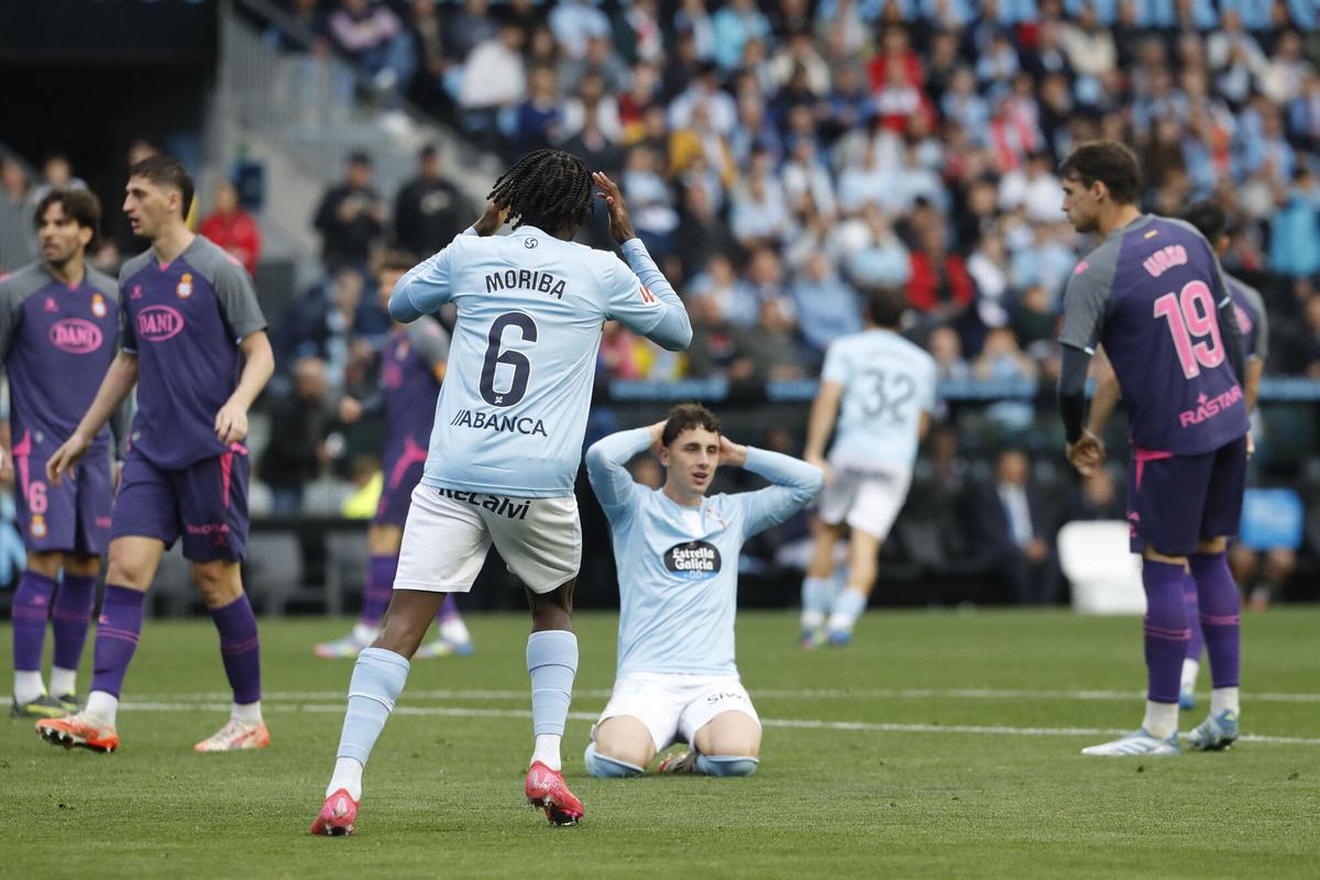 Los jugadores del Celta se lamentan tras una ocasión fallada.