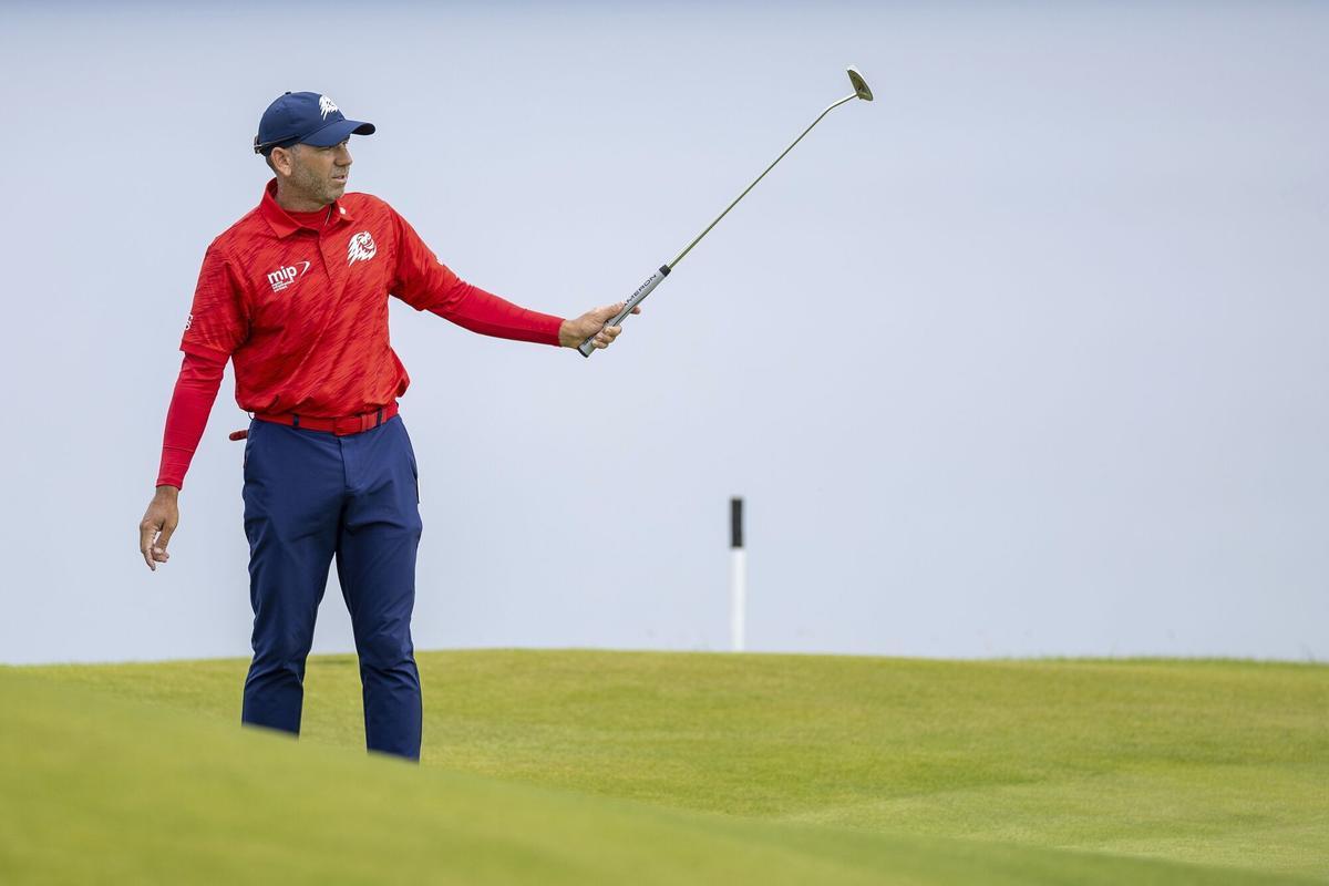 Sergio García, tras realizar un putt en la tercera jornada del Open Championship