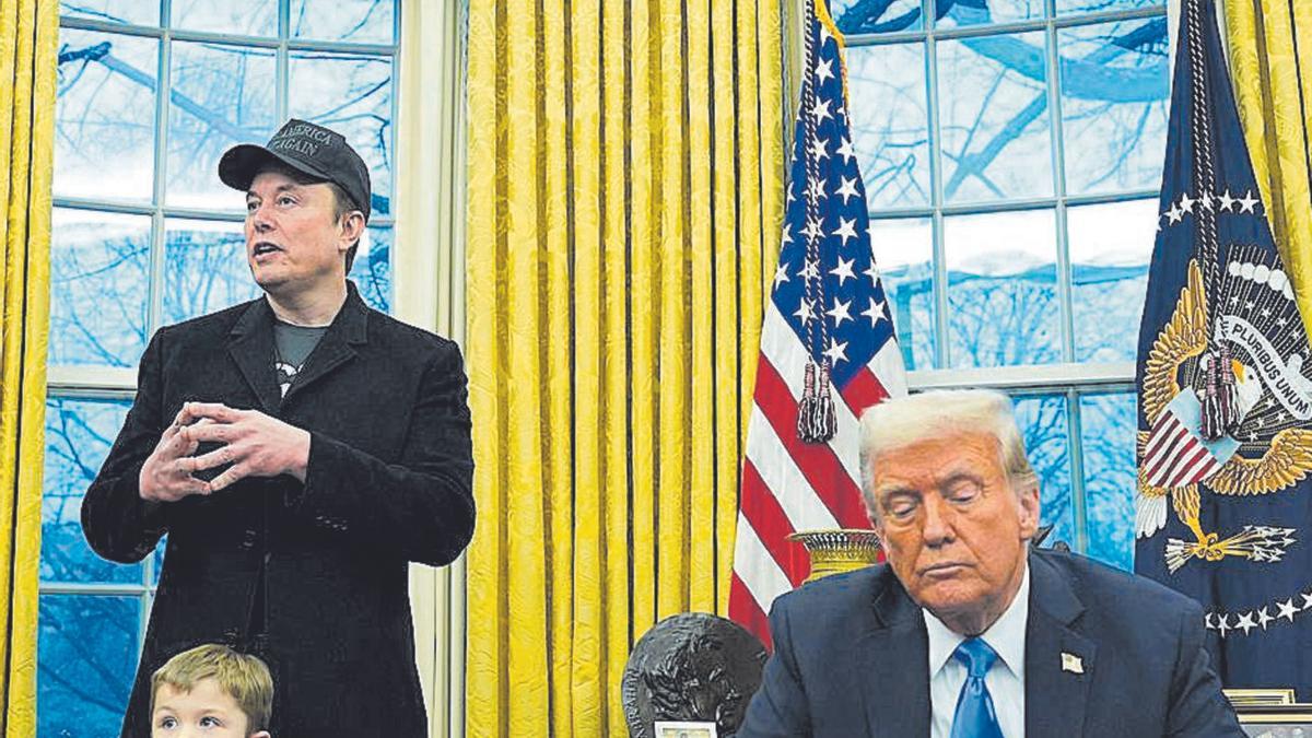 Elon Musk, su hijo X Æ A-12 y Donald Trump, en el Despacho Oval.